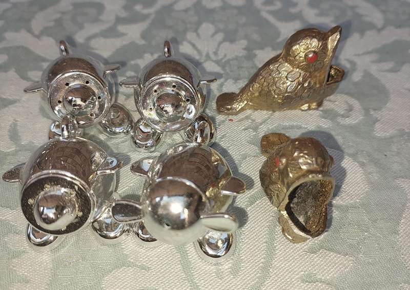 A COLLECTION OF MINIATURE SALT AND PEPPER SHAKERS SOLD AS IS
