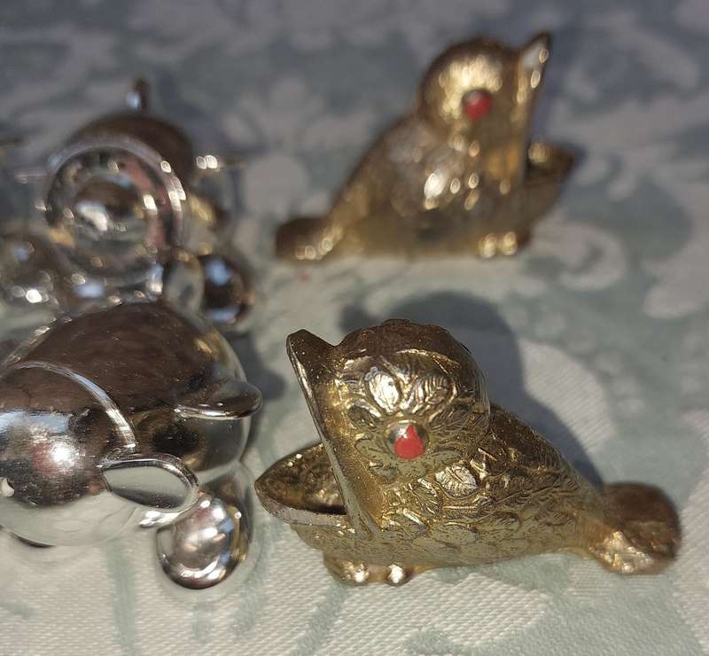 A COLLECTION OF MINIATURE SALT AND PEPPER SHAKERS SOLD AS IS