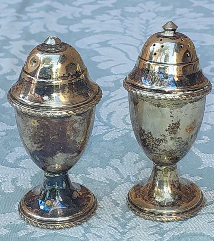 A VINTAGE SILVER PLATED SALT AND PEPPER SHAKERS SOLD AS IS