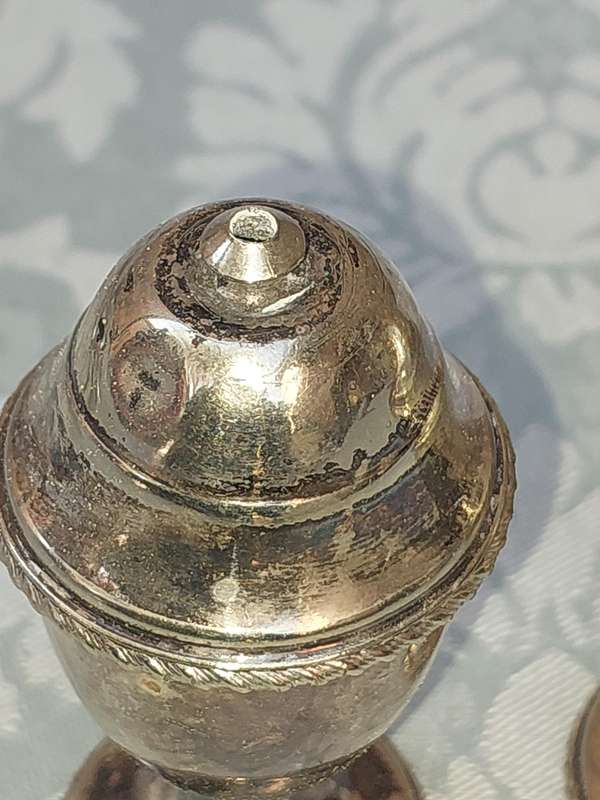 A VINTAGE SILVER PLATED SALT AND PEPPER SHAKERS SOLD AS IS