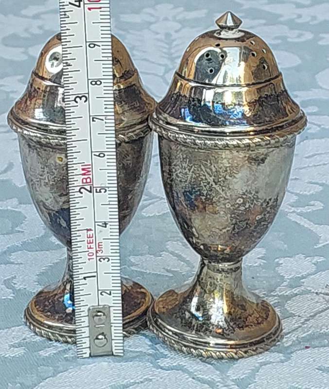 A VINTAGE SILVER PLATED SALT AND PEPPER SHAKERS SOLD AS IS