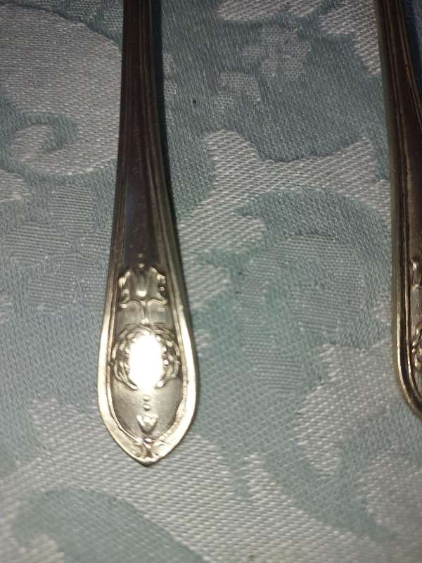 A SET OF 5 VINTAGE EPNS TEASPOONS SOLD AS IS
