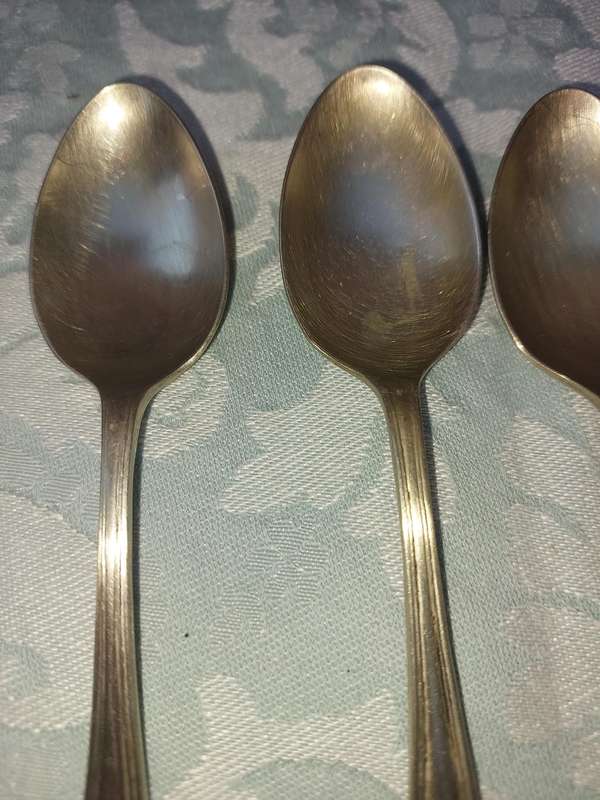 A SET OF 5 VINTAGE EPNS TEASPOONS SOLD AS IS