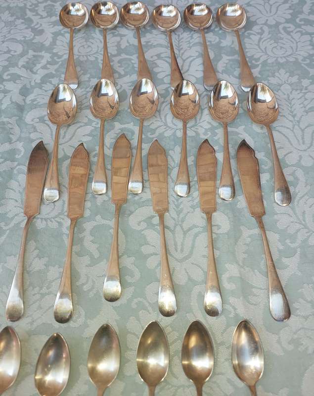 A 24 PIECE VINTAGE CUTLERY  SET EPNS SOLD AS IS
