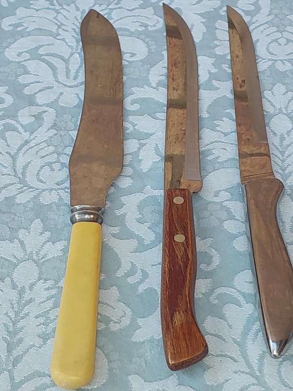 A VINTAGE COLLECTION KITCHENALIA KNIVES SOLD AS IS
