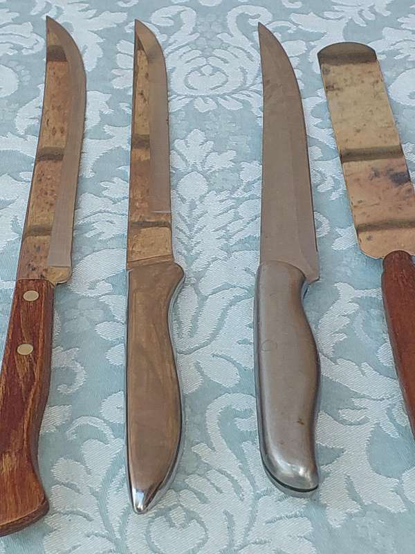 A VINTAGE COLLECTION KITCHENALIA KNIVES SOLD AS IS