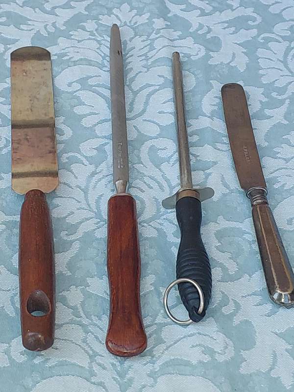 A VINTAGE COLLECTION KITCHENALIA KNIVES SOLD AS IS