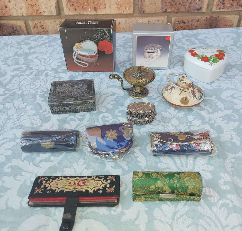 A COLLECTION OF JEWELRY BOXES AND LIPSTCK HOLDERS FOR THE DISCERNING LADY SOLD AS IS