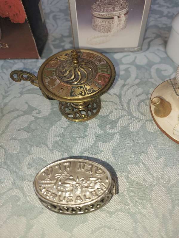 A COLLECTION OF JEWELRY BOXES AND LIPSTCK HOLDERS FOR THE DISCERNING LADY SOLD AS IS