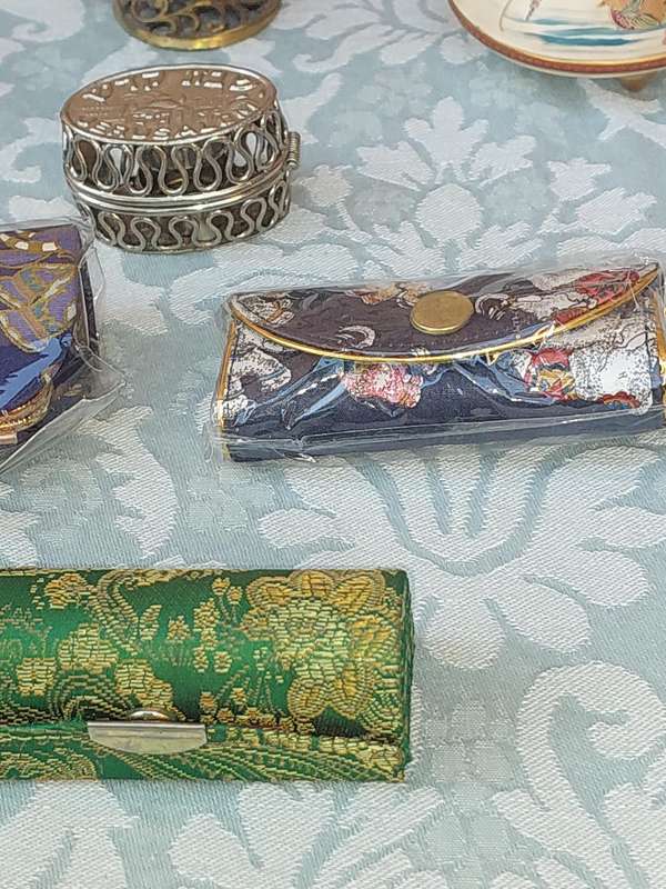 A COLLECTION OF JEWELRY BOXES AND LIPSTCK HOLDERS FOR THE DISCERNING LADY SOLD AS IS