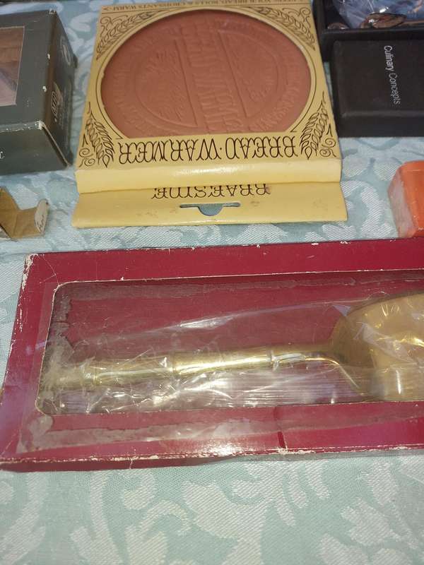 A COLLECTION OF KITCHENALIA SOLD AS IS