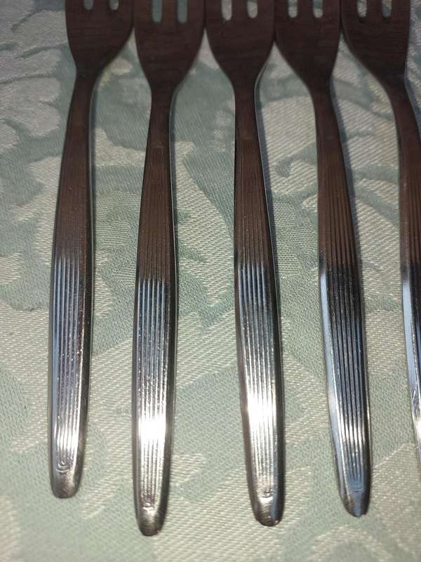 A SET OF 5 CAKE FORKS SOLD AS IS