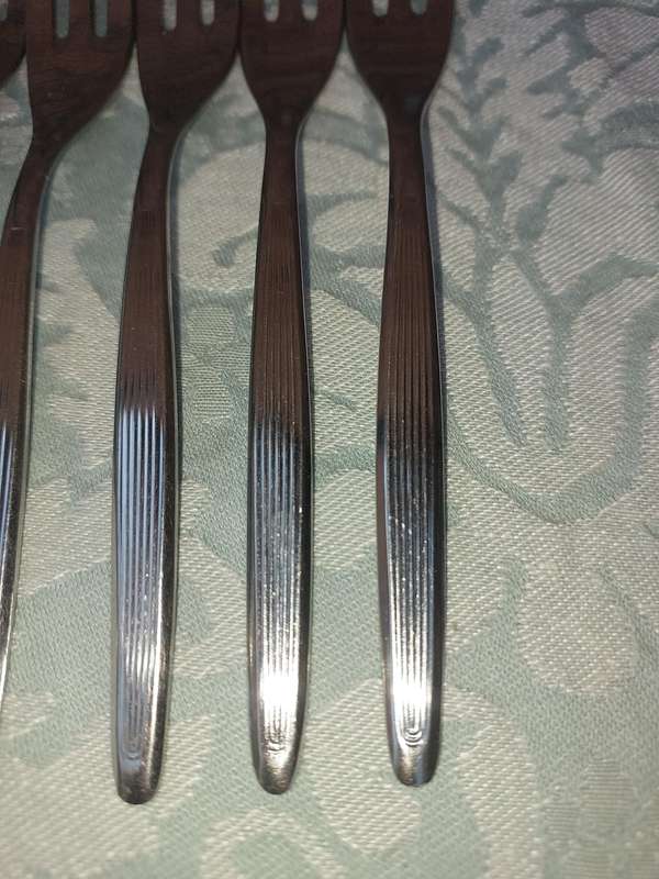 A SET OF 5 CAKE FORKS SOLD AS IS