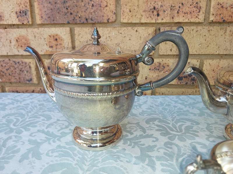 A VINTAGE BLANK VIKING PLATE MADE IN CANADA EM.ESS  EP ON COPPER TEA JUG SET WITH ONE JUG HANDLE LOO