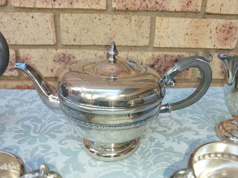 A VINTAGE BLANK VIKING PLATE MADE IN CANADA EM.ESS  EP ON COPPER TEA JUG SET WITH ONE JUG HANDLE LOO