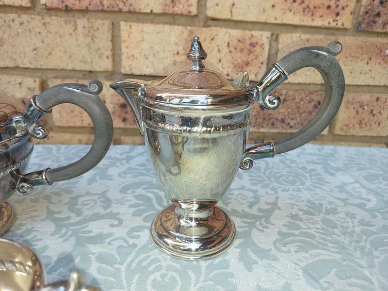 A VINTAGE BLANK VIKING PLATE MADE IN CANADA EM.ESS  EP ON COPPER TEA JUG SET WITH ONE JUG HANDLE LOO