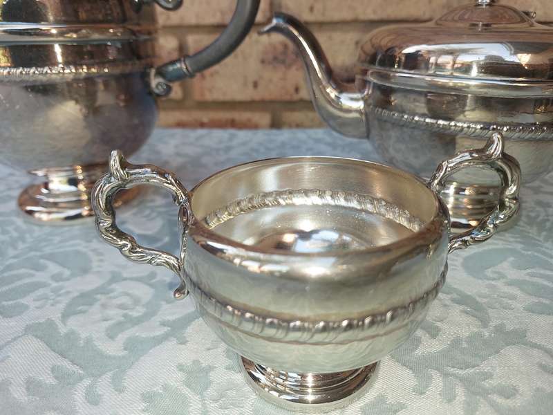 A VINTAGE BLANK VIKING PLATE MADE IN CANADA EM.ESS  EP ON COPPER TEA JUG SET WITH ONE JUG HANDLE LOO