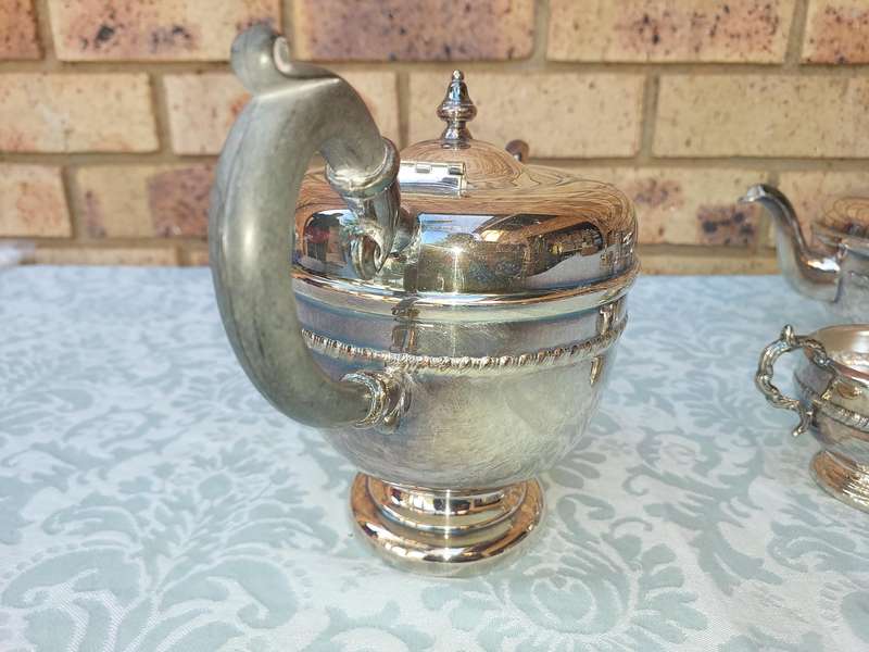A VINTAGE BLANK VIKING PLATE MADE IN CANADA EM.ESS  EP ON COPPER TEA JUG SET WITH ONE JUG HANDLE LOO