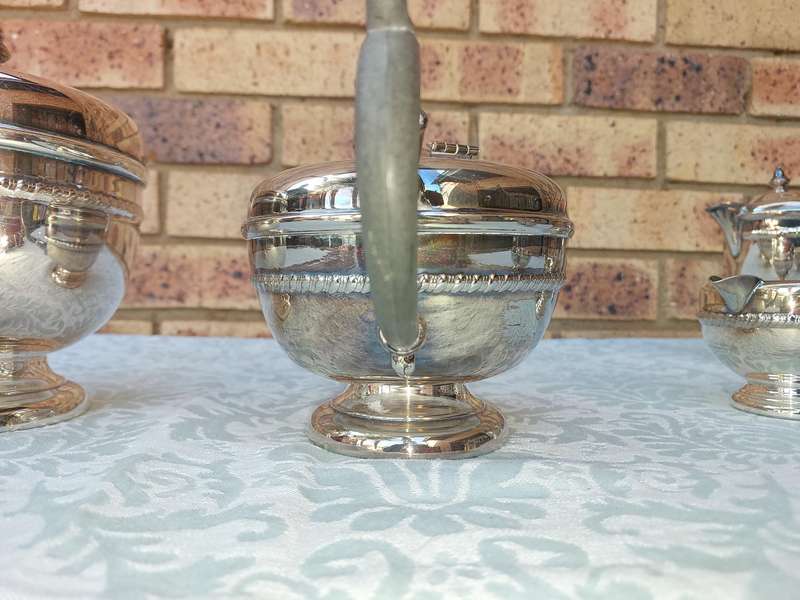 A VINTAGE BLANK VIKING PLATE MADE IN CANADA EM.ESS  EP ON COPPER TEA JUG SET WITH ONE JUG HANDLE LOO