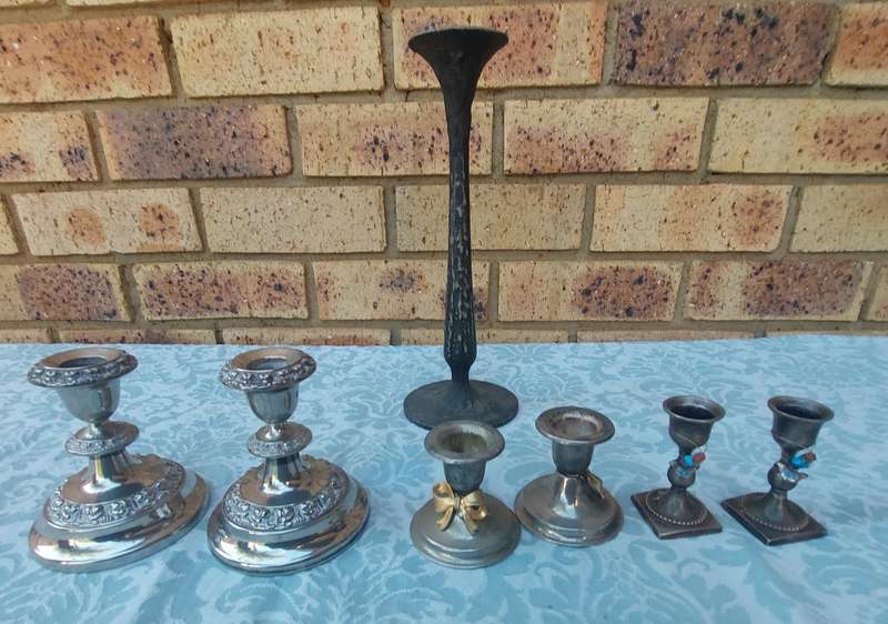 A VINTAGE JOBLOT SILVER PLATED CANDLE STANDS AND HOLDERS SOLD AS IS