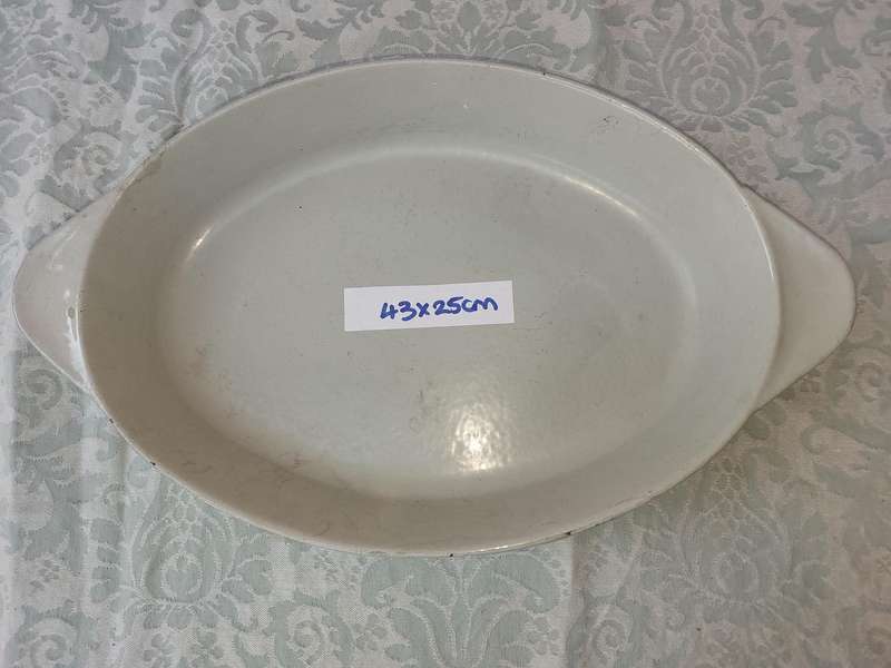 A VINTAGE OVAL CAST IRON ENAMEL HEAVY OVEN CASSEROLE SOLD AS IS