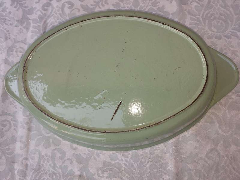 A VINTAGE OVAL CAST IRON ENAMEL HEAVY OVEN CASSEROLE SOLD AS IS