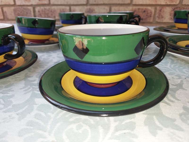A 21 PIECE LIVING ART TANGO HAND PAINTED IN CHINA TEACUP AND SAUCER SET SOLD AS IS