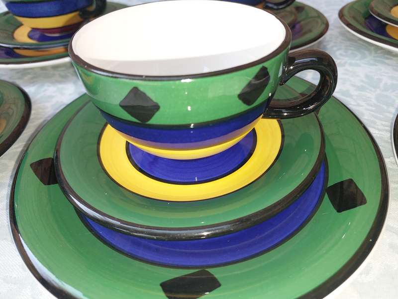 A 21 PIECE LIVING ART TANGO HAND PAINTED IN CHINA TEACUP AND SAUCER SET SOLD AS IS