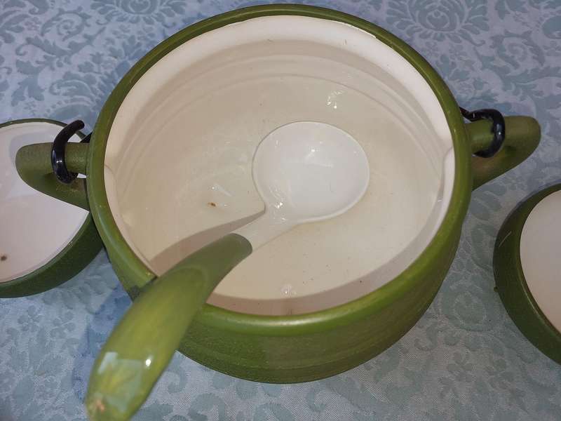 AN ART DECOR PORCELAIN MATT GREEN SOUP TUREEN AND SIX BOWLS SOLD AS IS
