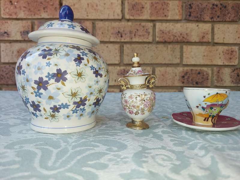 A VINTAGE COLLECTION PORCELAIN CROCKERY SOLD AS IS