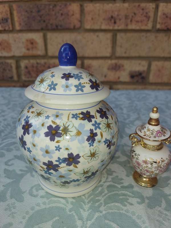 A VINTAGE COLLECTION PORCELAIN CROCKERY SOLD AS IS