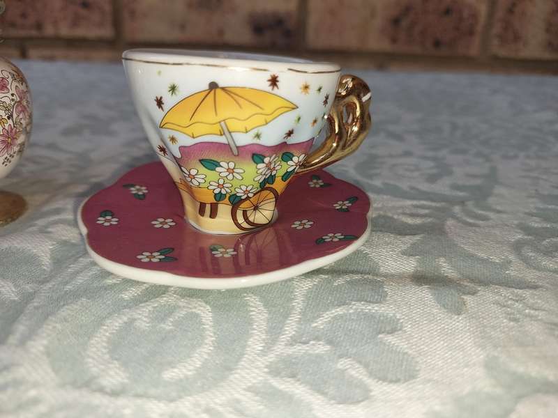 A VINTAGE COLLECTION PORCELAIN CROCKERY SOLD AS IS