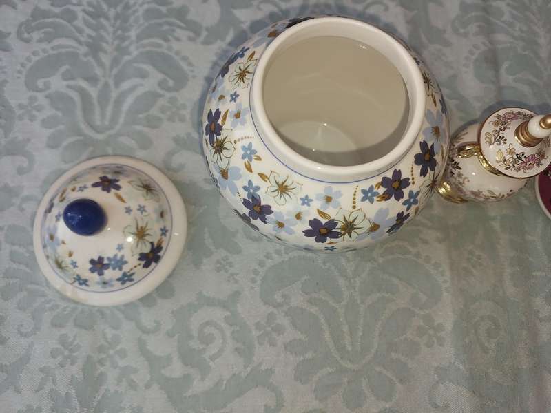 A VINTAGE COLLECTION PORCELAIN CROCKERY SOLD AS IS