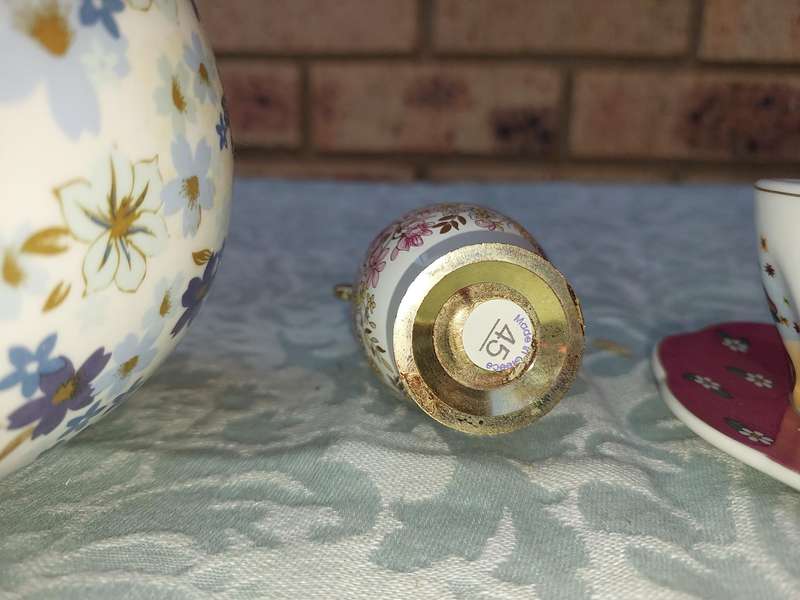 A VINTAGE COLLECTION PORCELAIN CROCKERY SOLD AS IS