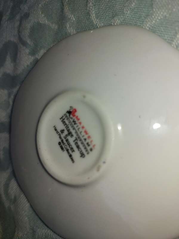 A VINTAGE COLLECTION PORCELAIN CROCKERY SOLD AS IS