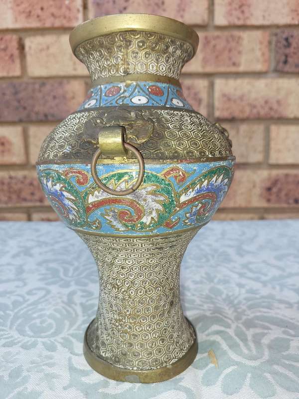 A VINTAGE CLOISONNE CHINESE VASE WITHOUT THE BASE SOLD AS IS