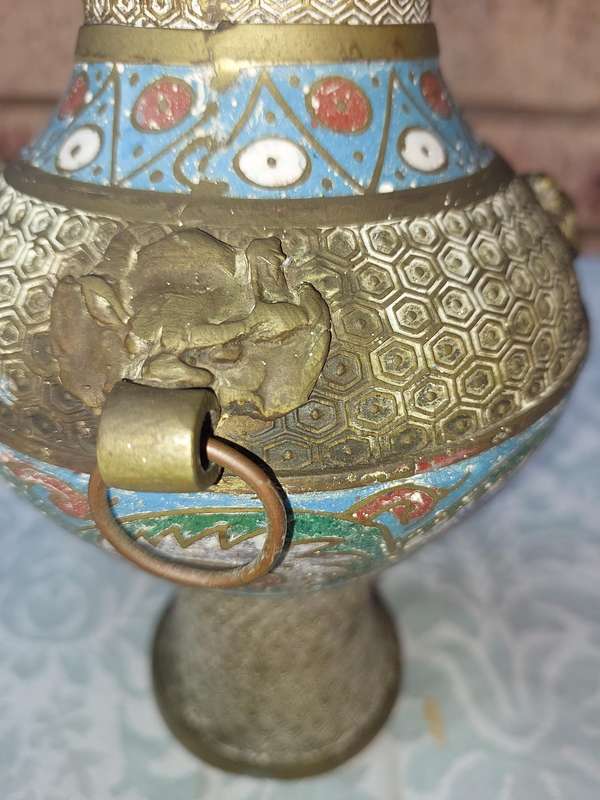 A VINTAGE CLOISONNE CHINESE VASE WITHOUT THE BASE SOLD AS IS