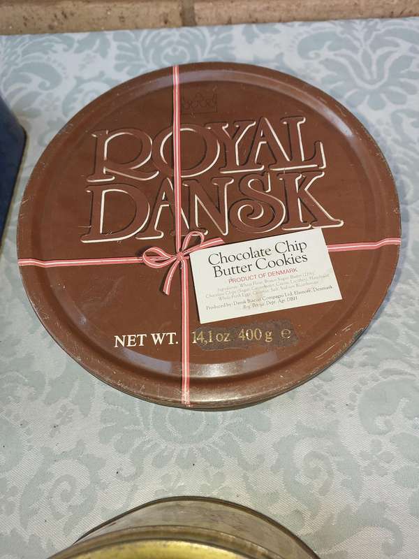 A VINTAGE COLLECTION BISCUIT TINS SOLD AS IS