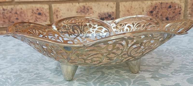 A VINTAGE SILVER PLATED BREAD BASKET SOLD AS IS