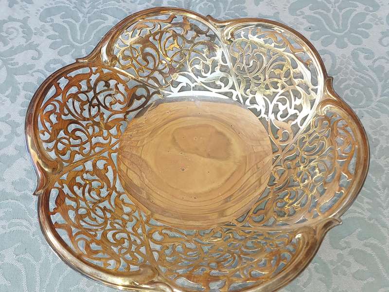 A VINTAGE SILVER PLATED BREAD BASKET SOLD AS IS