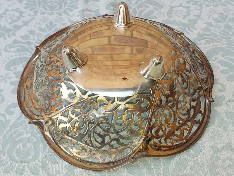 A VINTAGE SILVER PLATED BREAD BASKET SOLD AS IS