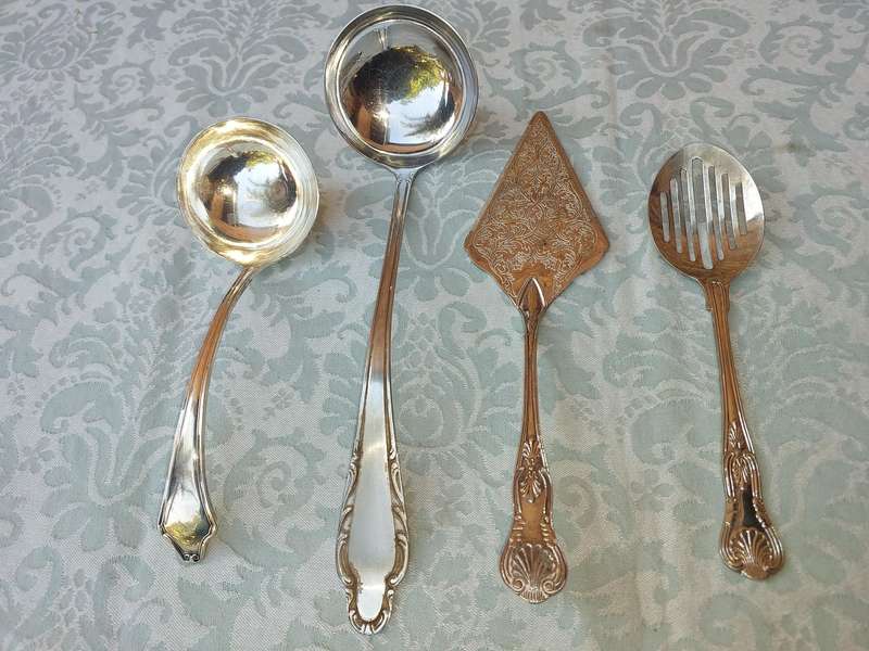 A COLLECTION OF CUTLERY SOLD AS IS