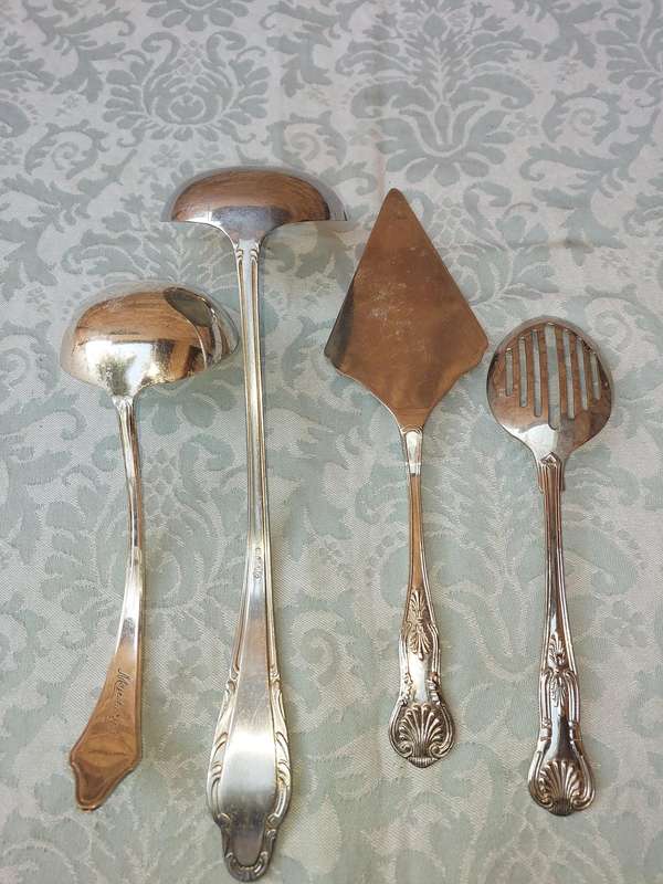 A COLLECTION OF CUTLERY SOLD AS IS