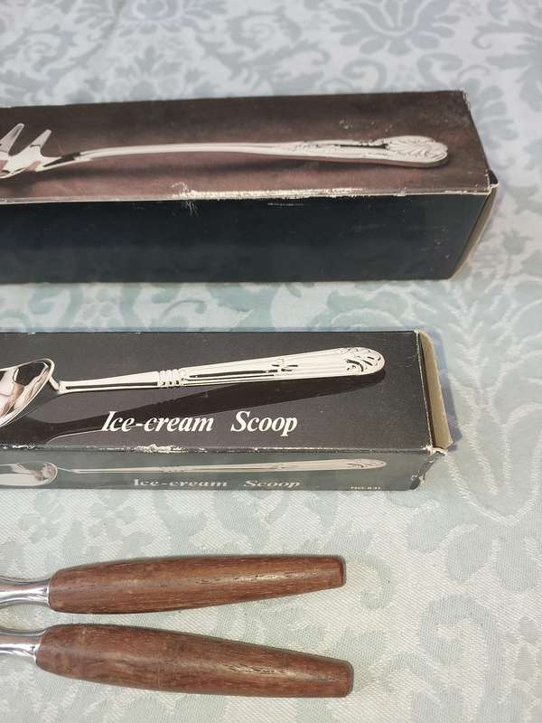 A COLLECTION OF CUTLERY SOLD AS IS