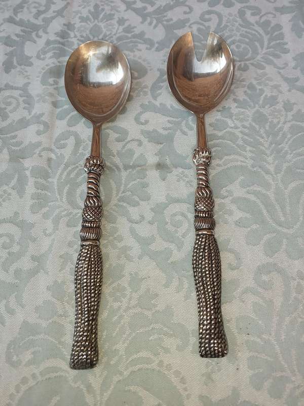 A STAINLESS STEEL SET OF SALAD LADELS SOLD AS IS