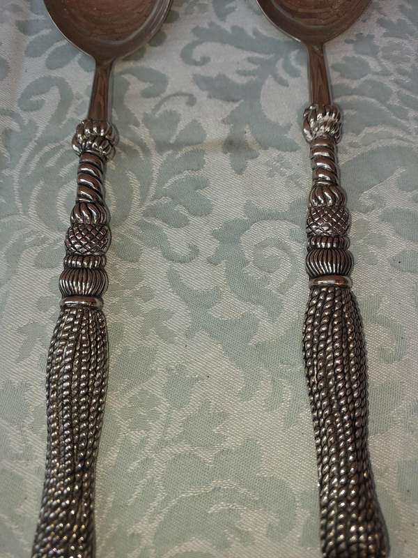 A STAINLESS STEEL SET OF SALAD LADELS SOLD AS IS