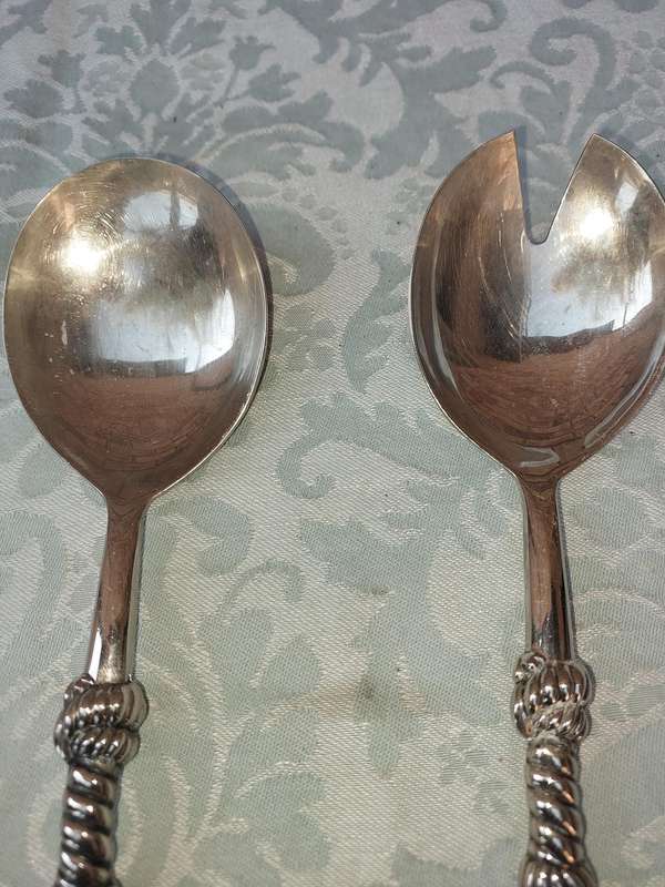 A STAINLESS STEEL SET OF SALAD LADELS SOLD AS IS