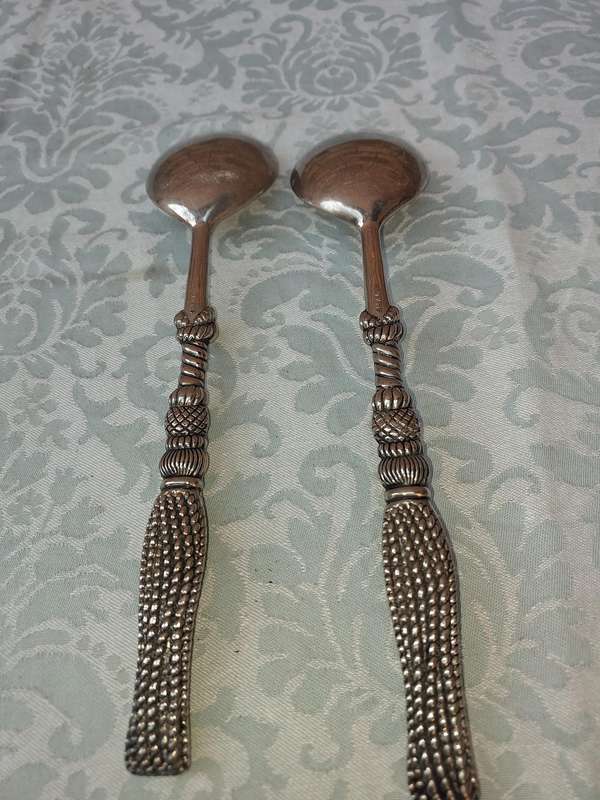 A STAINLESS STEEL SET OF SALAD LADELS SOLD AS IS