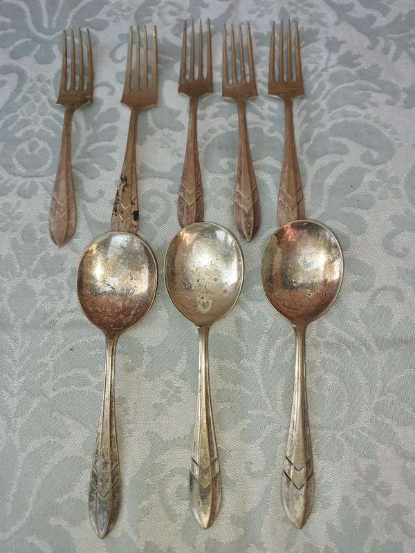A VINTAGE COLLECTION OF 8 YEOMAN SHEFFIELD ENGLAND CUTLERY SOLD AS IS