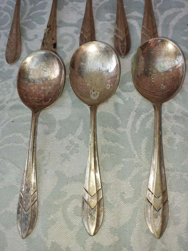 A VINTAGE COLLECTION OF 8 YEOMAN SHEFFIELD ENGLAND CUTLERY SOLD AS IS